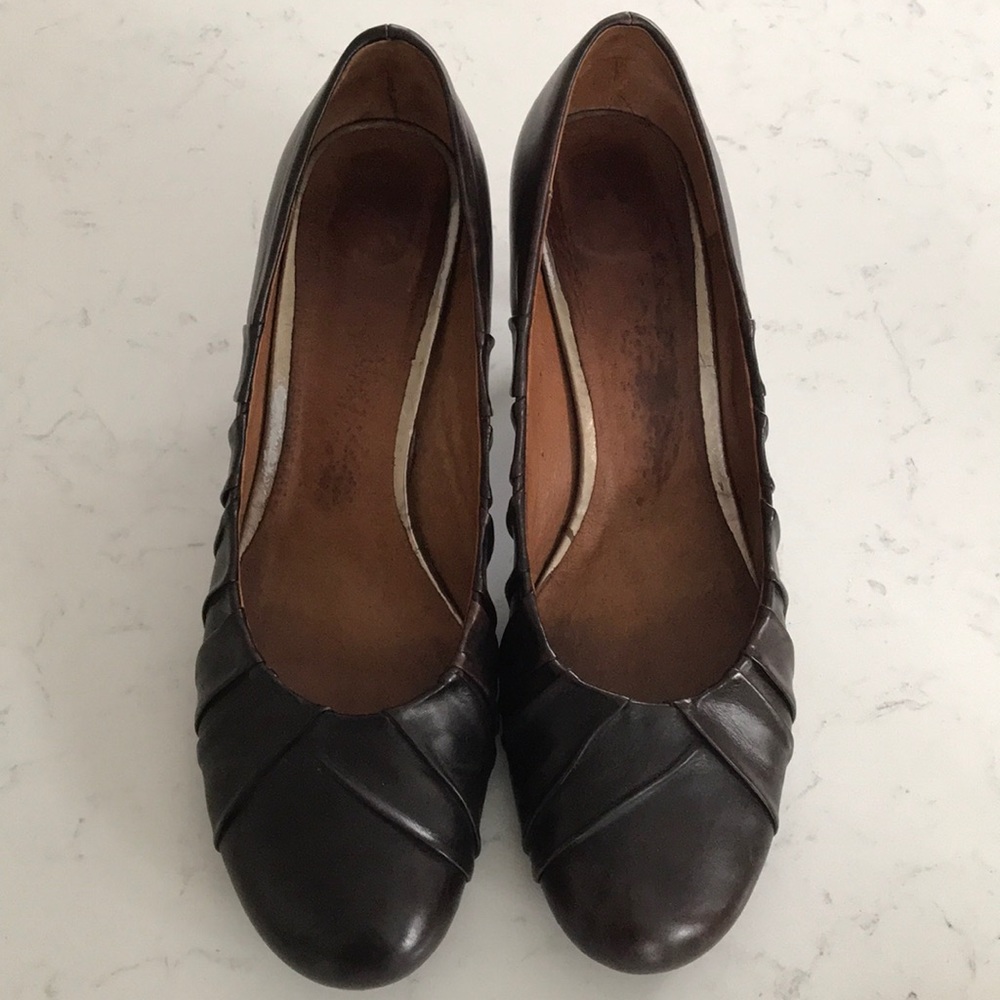 Classic Aldo brown leather round toe pumps